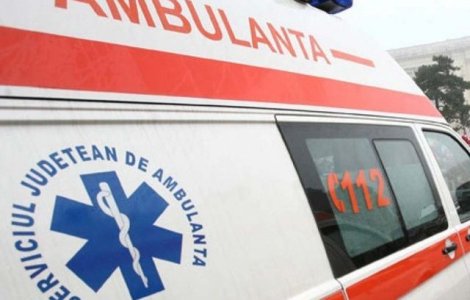 Copil de 4 luni si 2 tineri, transportati la spital dupa ce s-ar fi in