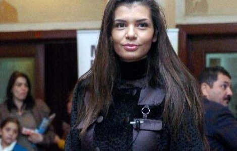 Moni nu poate sta departe de sexy-soferul