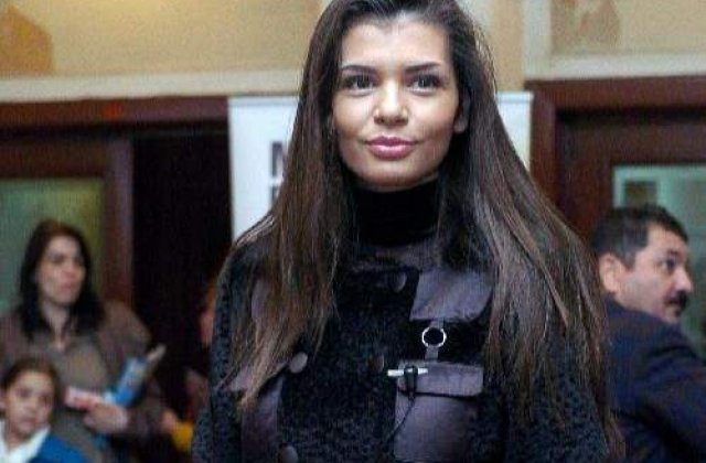 Moni nu poate sta departe de sexy-soferul