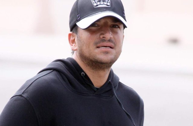 VIDEO: Peter Andre a cazut de pe scena