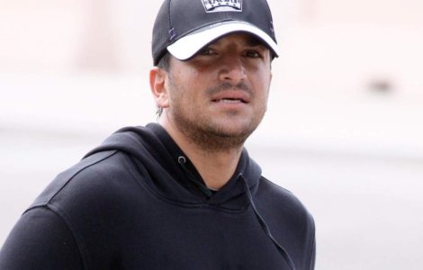 VIDEO: Peter Andre a cazut de pe scena