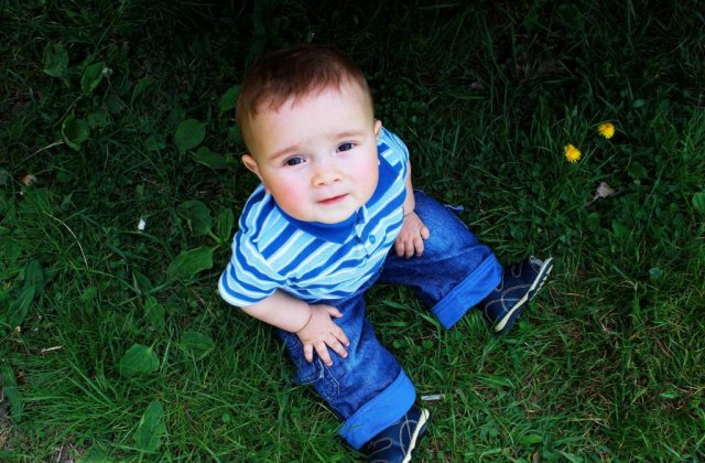 Un copil de un an si opt luni, teafar dupa ce a cazut de la 6 metri inaltime