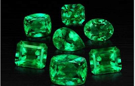 Verde smarald este culoarea anului 2013. Puteti sa dati vina pe Angelina Jolie