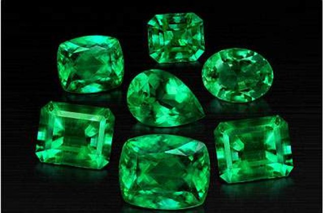 Verde smarald este culoarea anului 2013. Puteti sa dati vina pe Angelina Jolie