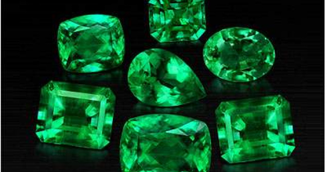 Verde smarald este culoarea anului 2013. Puteti sa dati vina pe Angelina Jolie