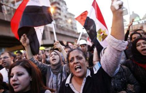 Protestele anti-Morsi continua. Presedintele egiptean invita opozitia la dialog