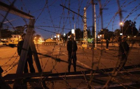 O noua revolutie? Protestatarii au trecut de gardul de sarma din jurul Palatului prezidential din Cairo
