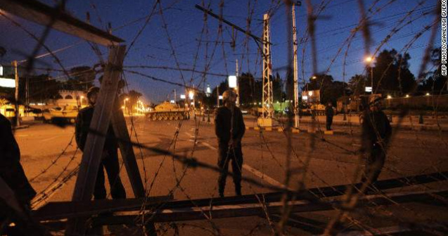O noua revolutie? Protestatarii au trecut de gardul de sarma din jurul Palatului prezidential din Cairo