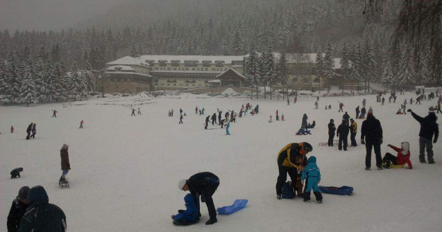 Turistii care merg la munte in acest week-end pot schia in Poiana Brasov, Predeal si Azuga