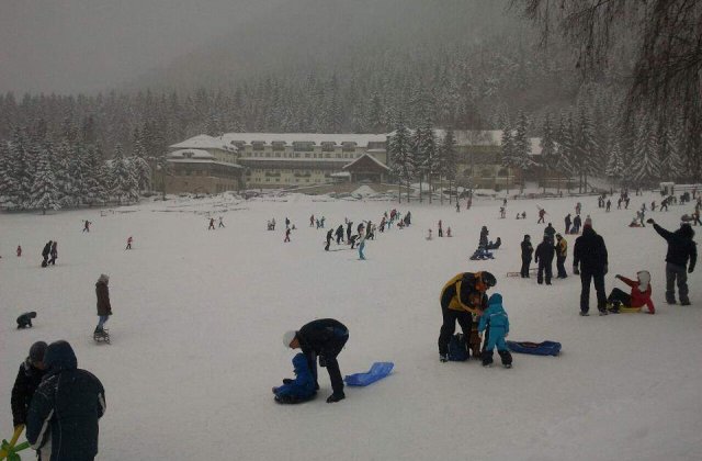 Turistii care merg la munte in acest week-end pot schia in Poiana Brasov, Predeal si Azuga