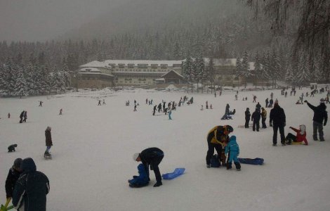 Turistii care merg la munte in acest week-end pot schia in Poiana Brasov, Predeal si Azuga