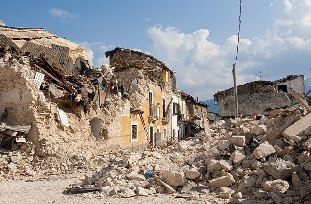 Cutremur de 5,7 grade la granita Turciei cu Iranul: 7 morti, printre care si copii