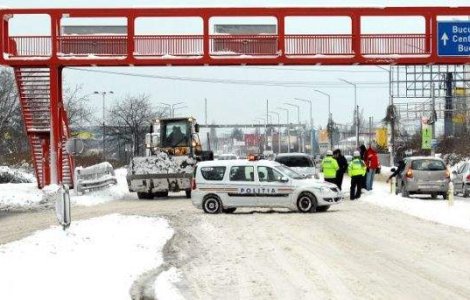 4.000 de politisti rutieri actioneaza pentru restrictionarea circulatiei pe drumurile cu zapada