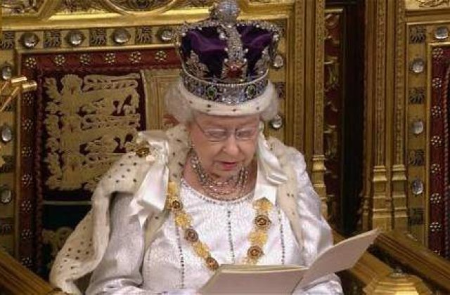 Regina Elisabeta a II-a va tine un discurs de Craciun difuzat in 3D