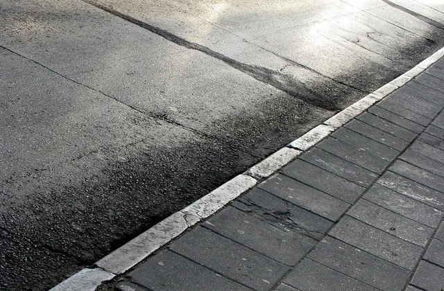 Primaria Capitalei construieste trotuare de 60 de cm, inaccesibile persoanelor cu dizabilitati