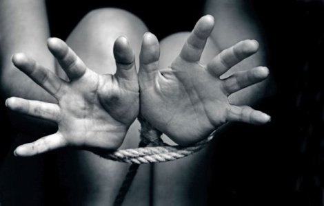 Doua romance au fost condamnate pentru proxenetism si trafic de minori