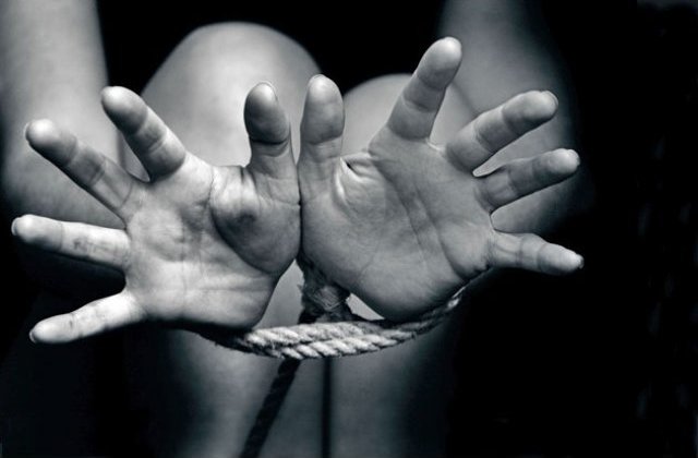 Doua romance au fost condamnate pentru proxenetism si trafic de minori