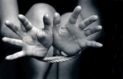 Doua romance au fost condamnate pentru proxenetism si trafic de minori