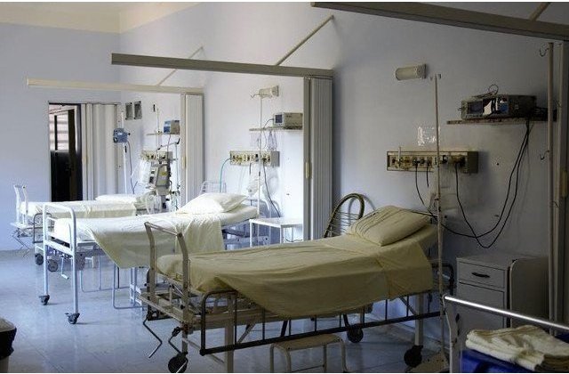 O romanca venita din Italia a ajuns la spital dupa ce s-a prezentat cu febra, dureri in gat si tuse