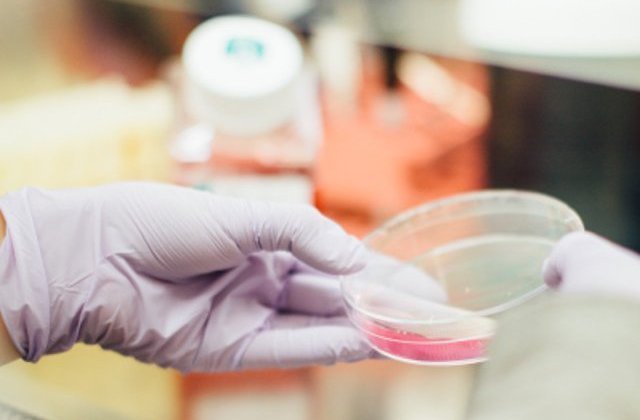 Primul roman testat pozitiv cu noul coronavirus s-a vindecat, dar nu poate pleca acasa