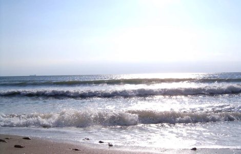 Zeci de mii de turisti au fugit la mare