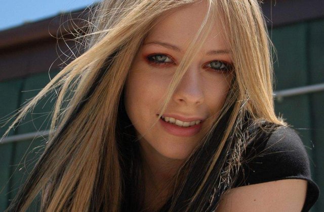 [AUDIO] Avril Lavigne canta o melodie a iubitului sau de la Nickelback