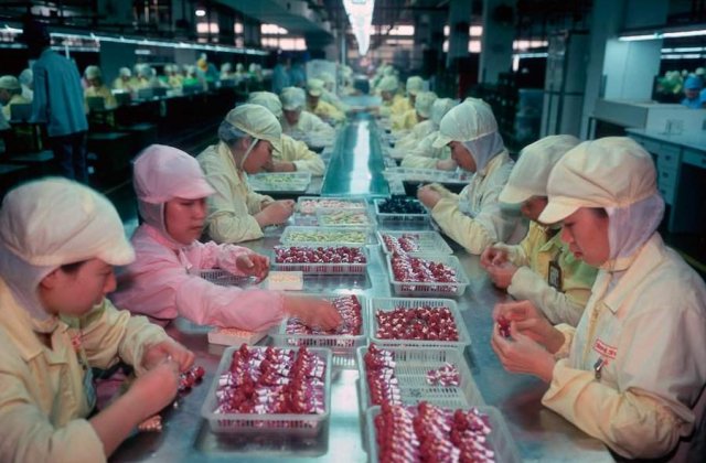 "Atelierul" lui Mos Craciun: O calatorie terifianta in fabricile de jucarii din China