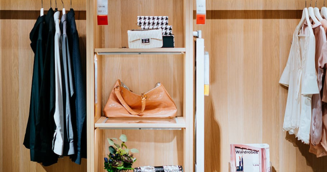 10 piese vestimentare esentiale pentru o garderoba capsula