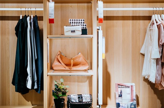 10 piese vestimentare esentiale pentru o garderoba capsula