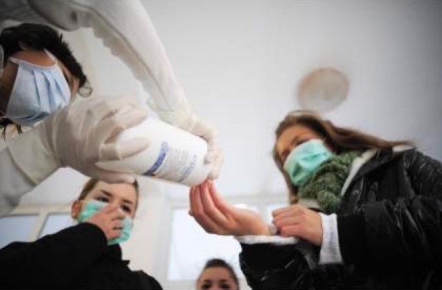 In Romania vor ajunge 4 milioane de masti, manusi sterile si costume de protectie