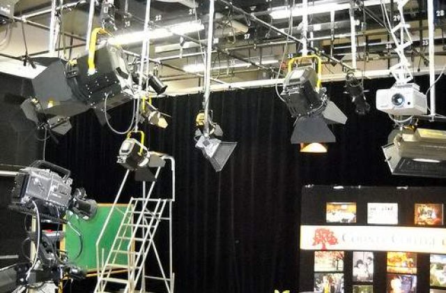 Adevarul Holding isi face studio TV