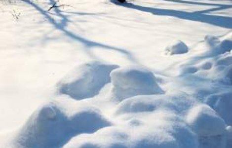 Moldova sub zapada: Scoli inchise si sute de persoane izolate