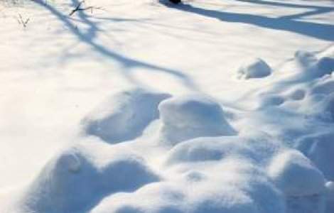 Moldova sub zapada: Scoli inchise si sute de persoane izolate