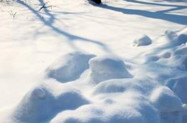 Moldova sub zapada: Scoli inchise si sute de persoane izolate