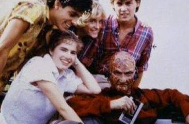 10 imagini neasteptat de amuzante de pe platourile filmelor de groaza