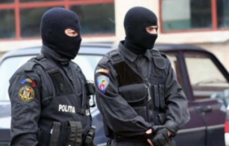 Perchezitii la hotii care furau din camioane in mers. Prejudiciu de milioane