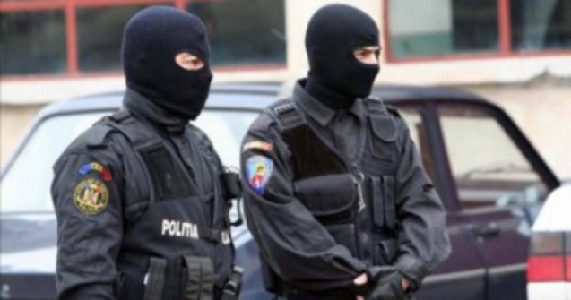 Perchezitii la hotii care furau din camioane in mers. Prejudiciu de milioane