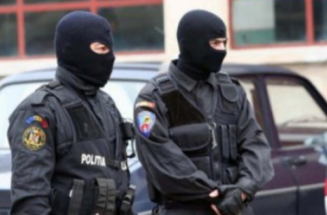 Perchezitii la hotii care furau din camioane in mers. Prejudiciu de milioane de euro