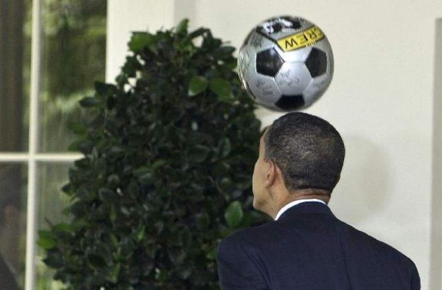 Obama si-a demonstrat talentul la fotbal in Biroul Oval