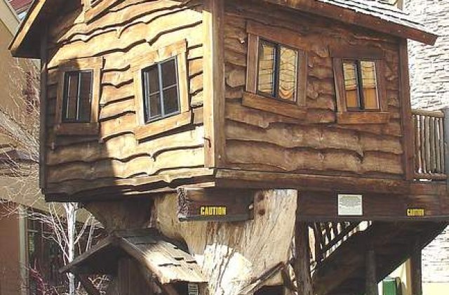 A dat vila din Londra pe casa din copac