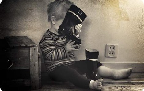 VIDEO: O bona traumatizeaza doi copii lasati in grija