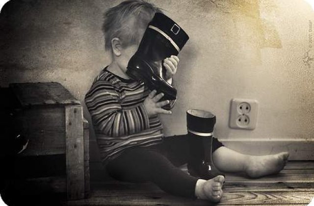 VIDEO: O bona traumatizeaza doi copii lasati in grija