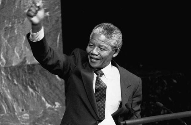 Nelson Mandela a fost operat de calculi biliari