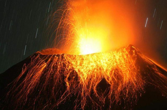 Ecuador: Vulcanul Tungurahua  a erupt de trei ori in aceeasi zi