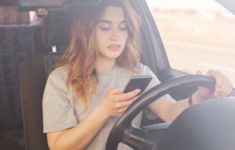 Soferii nu vor mai fi amendati daca tin telefonul in mana in timpul mersului