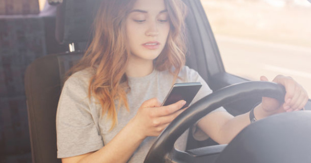 Soferii nu vor mai fi amendati daca tin telefonul in mana in timpul mersului