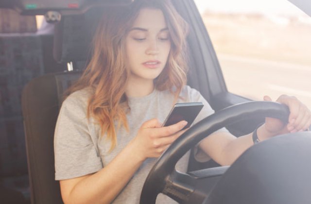 Codul Rutier a fost modificat din nou: soferii nu vor mai fi amendati daca tin telefonul in mana in timpul mersului