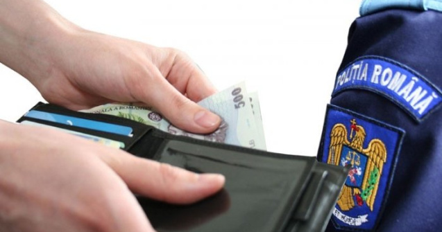 Patru politisti de la rutiera, prinsi cand luau mita 400 de lei