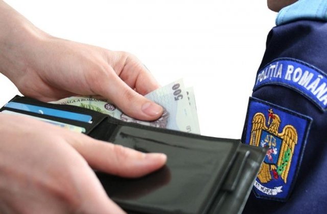 Patru politisti de la rutiera, prinsi cand luau mita 400 de lei