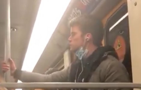 VIDEO Arestat dupa ce a contaminat o bara de sustinere din metrou